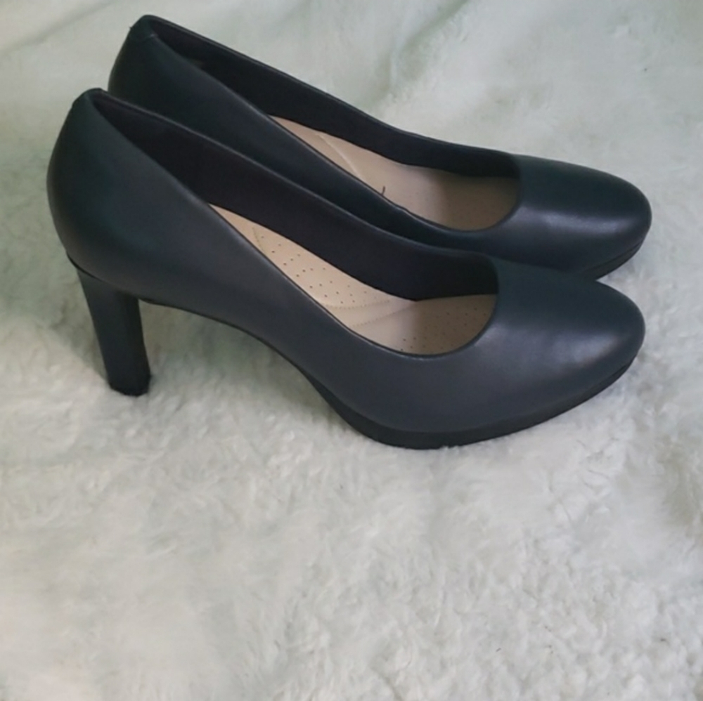NWOT Clarks Ambyr Joy pumps size 8
